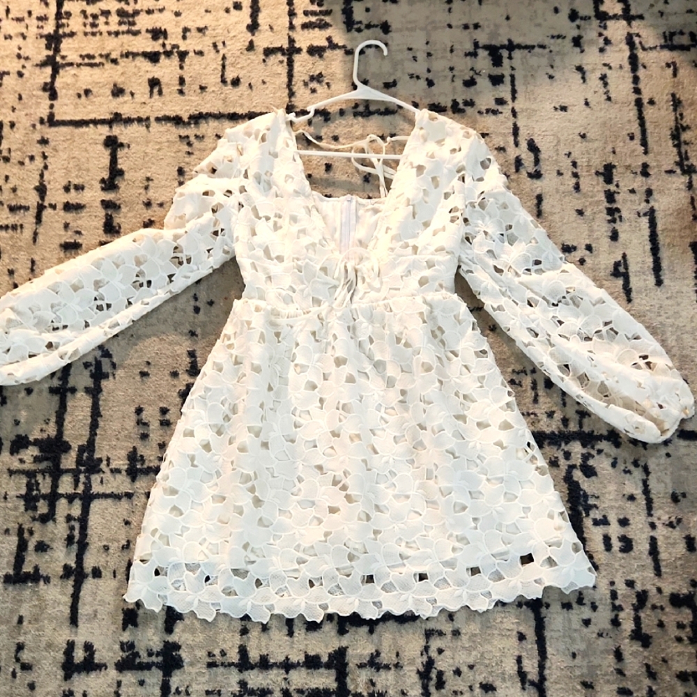 Kestan White mini Dress Size Medium NWT!!Kestan White mini Dress Size Medium NWT